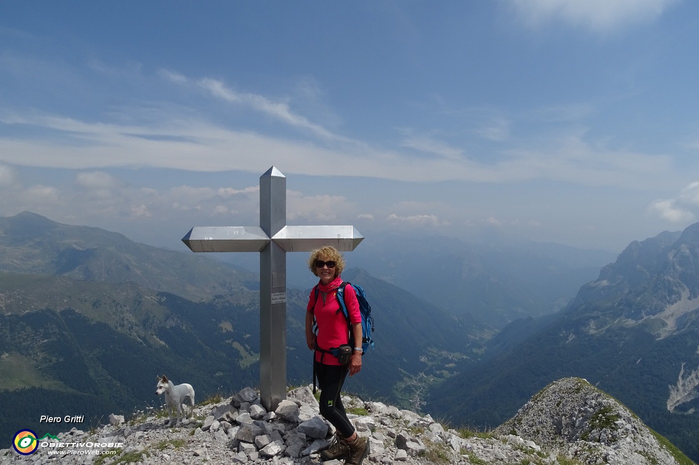 54 Alla croce anticima est di Corna Piana (2226 m) con vista sulla Valcanale.JPG -                                